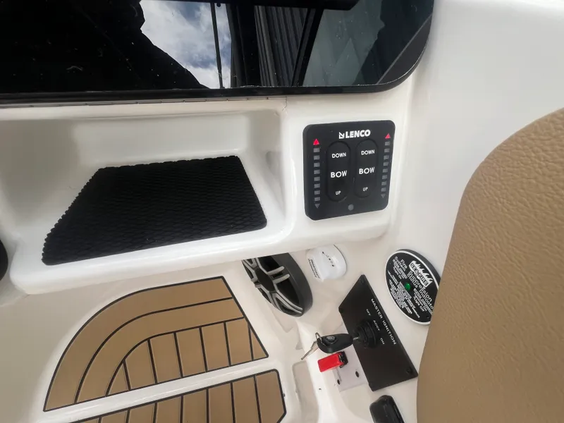 Slide: The Image of Sea Ray SDX 230 2026 - 7