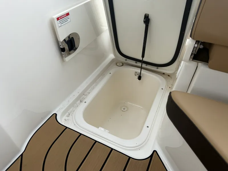 Slide: The Image of Sea Ray SDX 230 2026 - 30