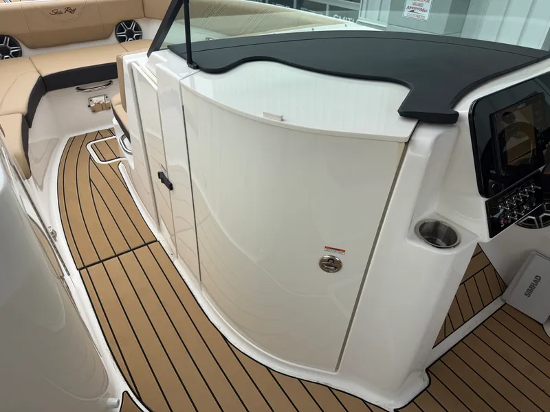 Slide: The Image of Sea Ray SDX 230 2026 - 75