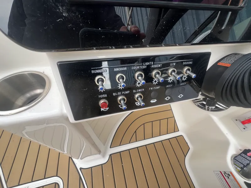 Slide: The Image of Sea Ray SDX 230 2026 - 8