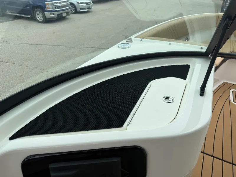 Slide: The Image of Sea Ray SDX 230 2026 - 48