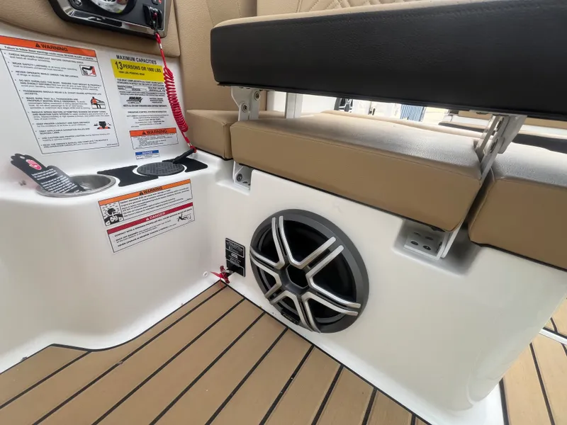 Slide: The Image of Sea Ray SDX 230 2026 - 9