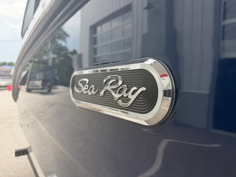 Slide: The Image of Sea Ray SDX 230 2026 - 11