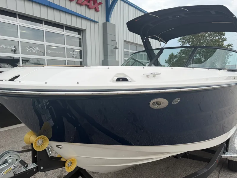 Slide: The Image of Sea Ray SDX 230 2026 - 8