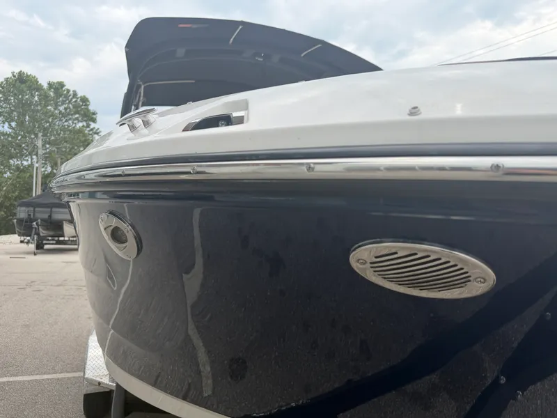 Slide: The Image of Sea Ray SDX 230 2026 - 10