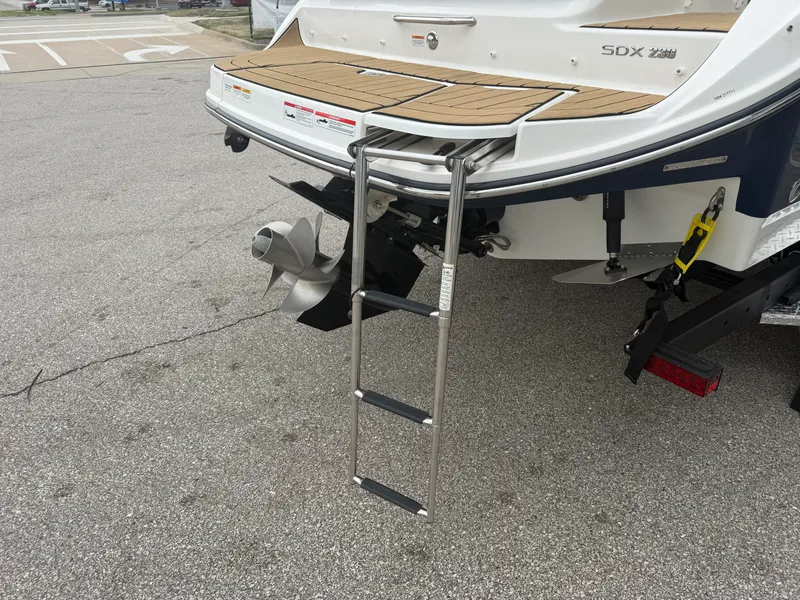 Slide: The Image of Sea Ray SDX 230 2026 - 19
