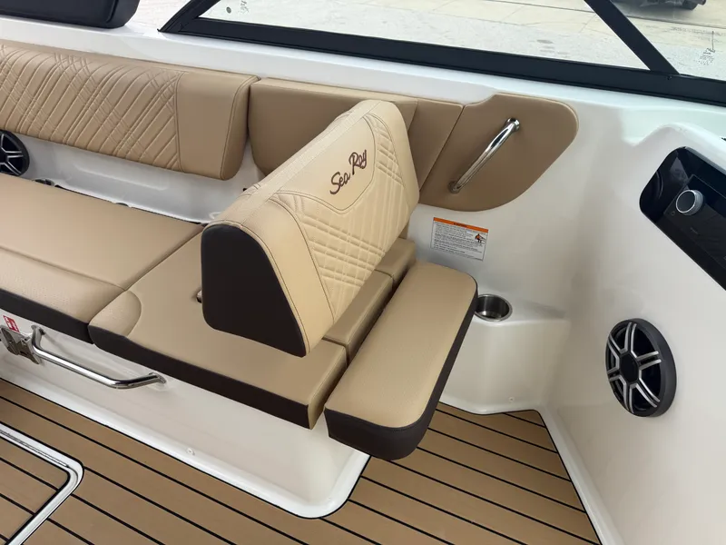 Slide: The Image of Sea Ray SDX 230 2026 - 45