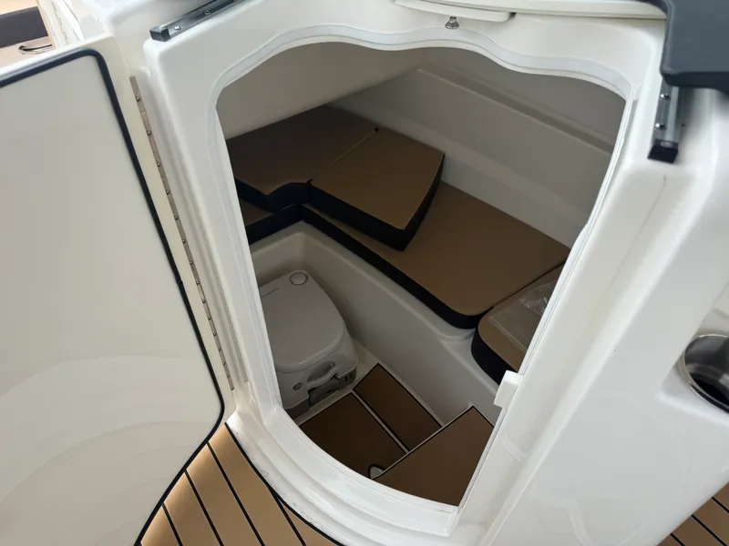 Slide: The Image of Sea Ray SDX 230 2026 - 76