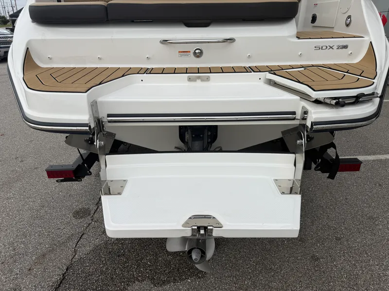 Slide: The Image of Sea Ray SDX 230 2026 - 21