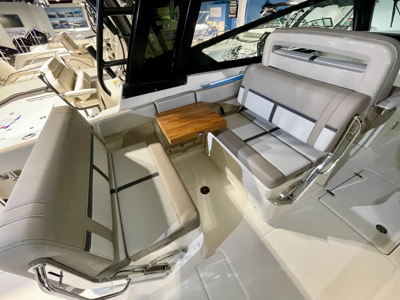 Slide: The Image of Boston Whaler 330 Vantage 2026 - 10