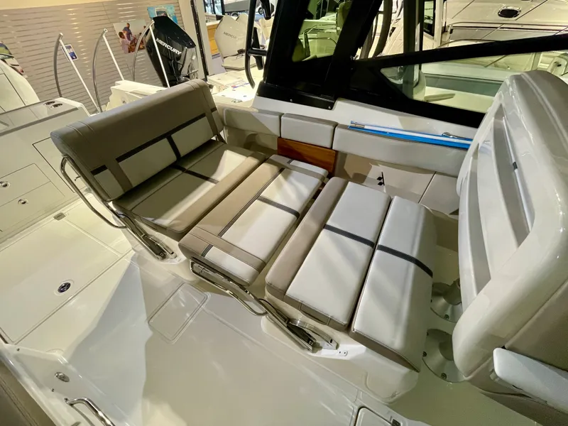 Slide: The Image of Boston Whaler 330 Vantage 2026 - 12