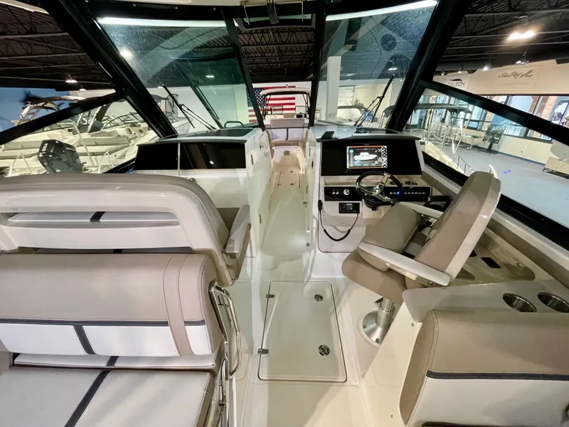 Slide: The Image of Boston Whaler 330 Vantage 2026 - 13