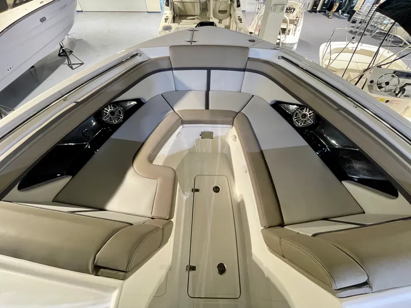 Slide: The Image of Boston Whaler 330 Vantage 2026 - 18