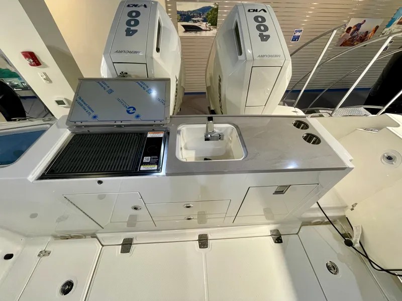 Slide: The Image of Boston Whaler 330 Vantage 2026 - 4