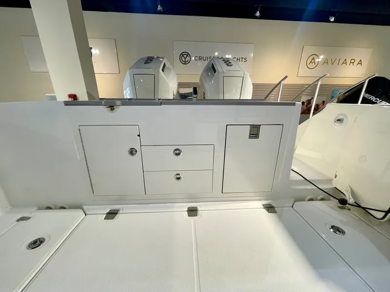 Slide: The Image of Boston Whaler 330 Vantage 2026 - 5