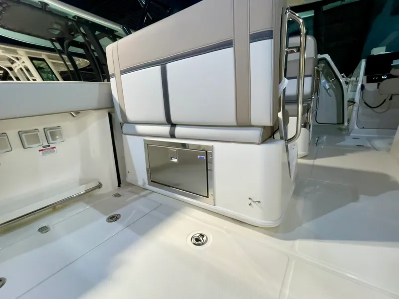 Slide: The Image of Boston Whaler 330 Vantage 2026 - 7