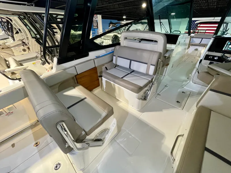 Slide: The Image of Boston Whaler 330 Vantage 2026 - 9