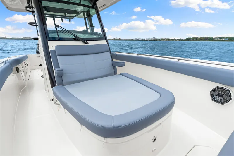 Slide: The Image of Boston Whaler 330 Outrage 2026 - 31