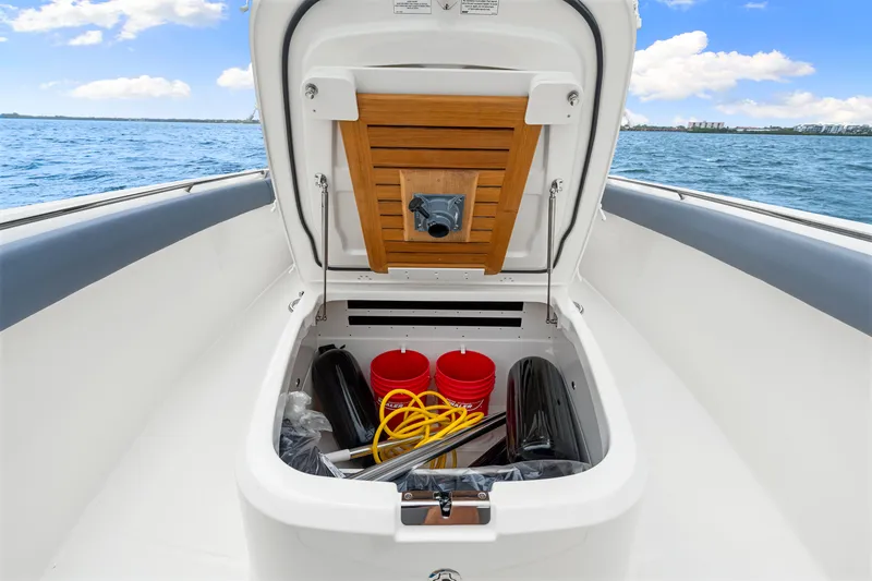 Slide: The Image of Boston Whaler 330 Outrage 2026 - 32