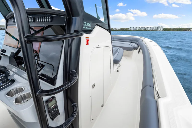 Slide: The Image of Boston Whaler 330 Outrage 2026 - 36