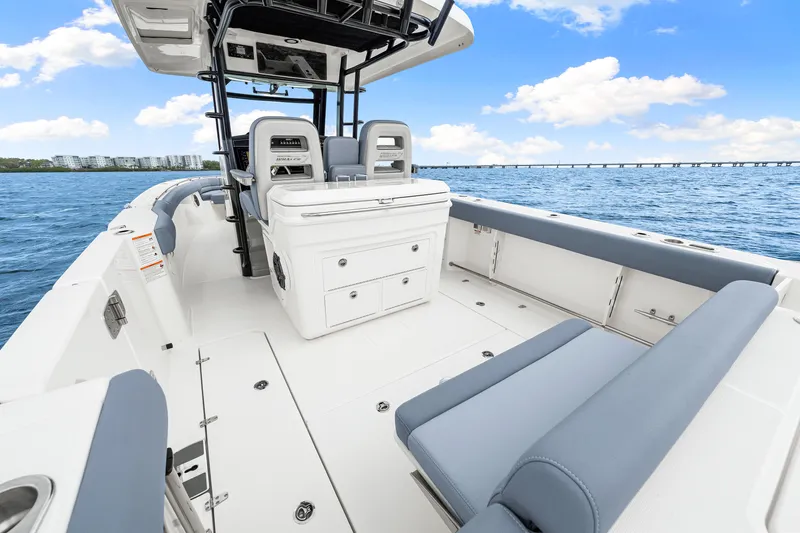 Slide: The Image of Boston Whaler 330 Outrage 2026 - 39