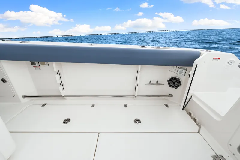 Slide: The Image of Boston Whaler 330 Outrage 2026 - 43