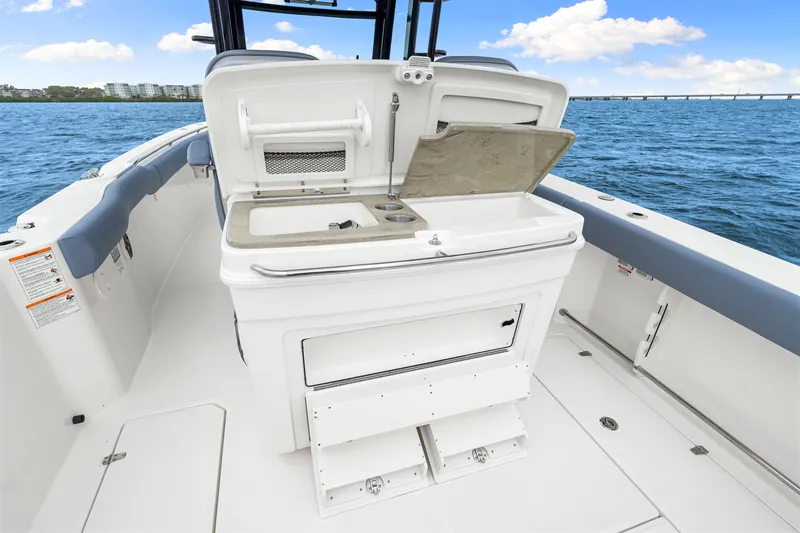 Slide: The Image of Boston Whaler 330 Outrage 2026 - 45