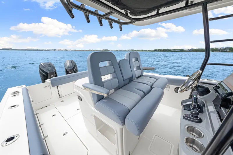 Slide: The Image of Boston Whaler 330 Outrage 2026 - 51