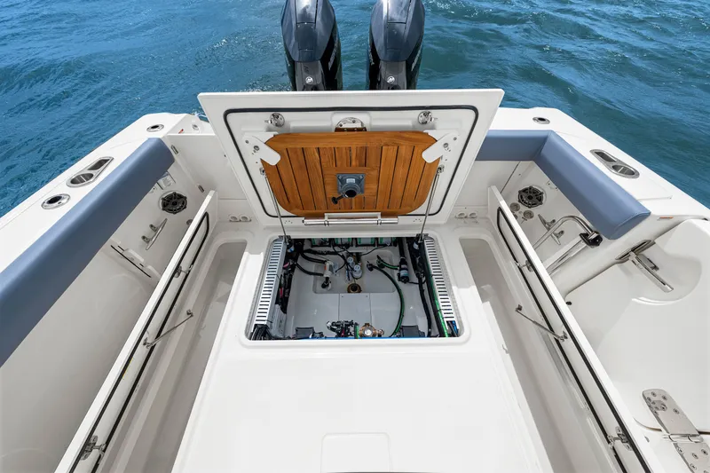 Slide: The Image of Boston Whaler 330 Outrage 2026 - 55
