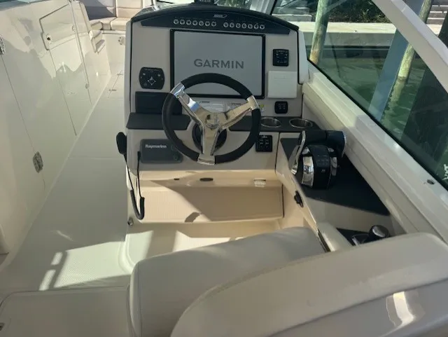 Slide: The Image of Boston Whaler 320 VANTAGE 2016 - 15