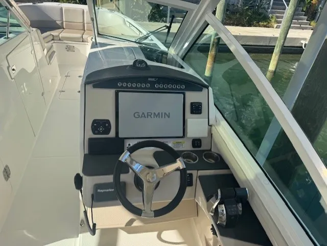 Slide: The Image of Boston Whaler 320 VANTAGE 2016 - 16