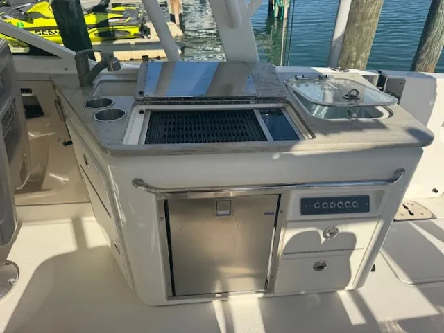 Slide: The Image of Boston Whaler 320 VANTAGE 2016 - 17