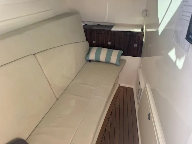 Slide: The Image of Boston Whaler 320 VANTAGE 2016 - 32