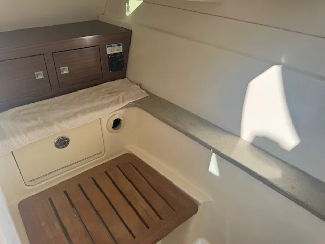 Slide: The Image of Boston Whaler 320 VANTAGE 2016 - 36