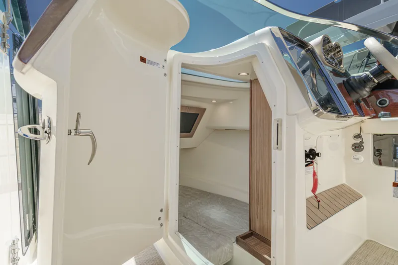 Slide: The Image of Chris-Craft LAUNCH 35 GT 2024 - 60