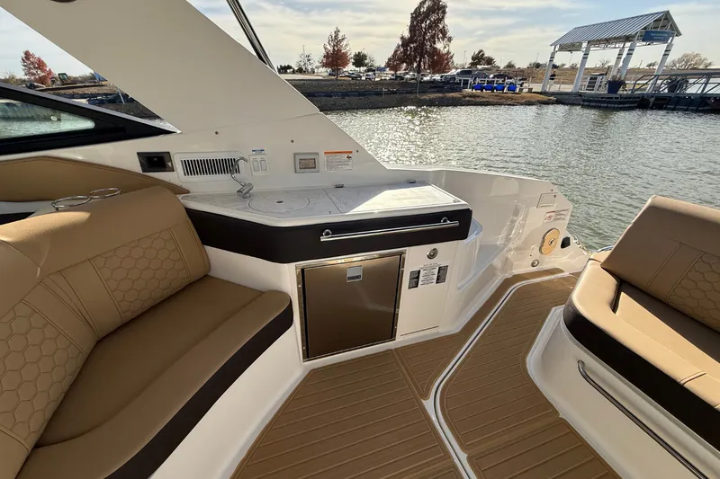 Slide: The Image of Sea Ray Sundancer 320 2026 - 12