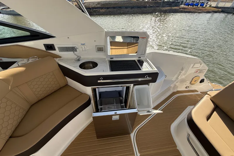 Slide: The Image of Sea Ray Sundancer 320 2026 - 13