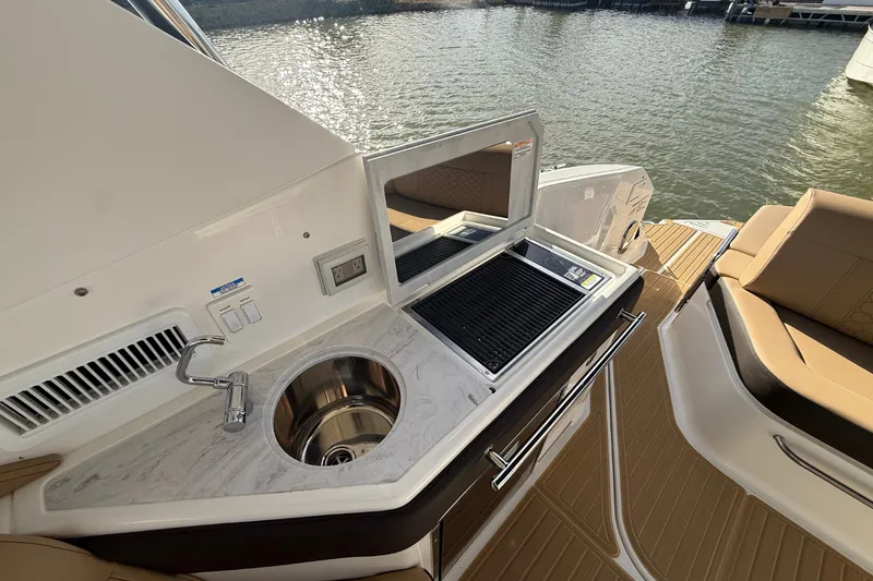 Slide: The Image of Sea Ray Sundancer 320 2026 - 14