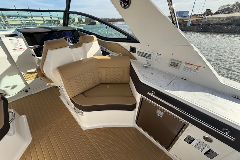Slide: The Image of Sea Ray Sundancer 320 2026 - 15