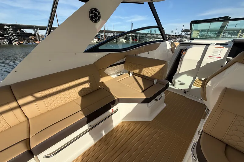 Slide: The Image of Sea Ray Sundancer 320 2026 - 17