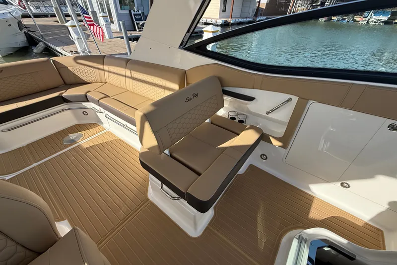Slide: The Image of Sea Ray Sundancer 320 2026 - 18