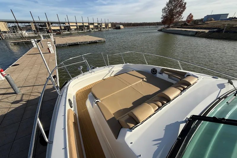 Slide: The Image of Sea Ray Sundancer 320 2026 - 25