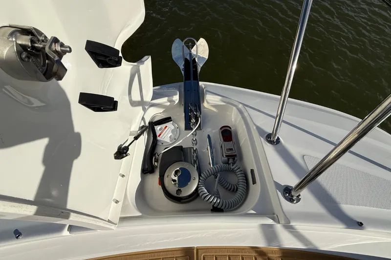 Slide: The Image of Sea Ray Sundancer 320 2026 - 29