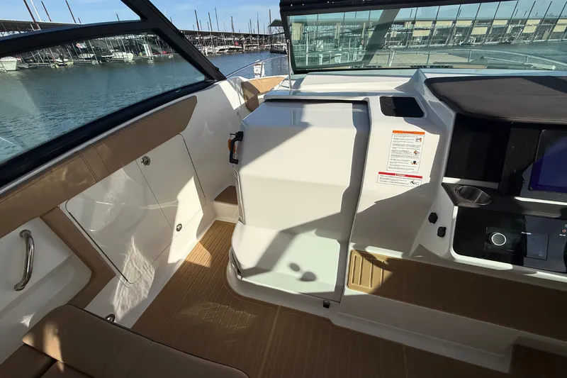 Slide: The Image of Sea Ray Sundancer 320 2026 - 30