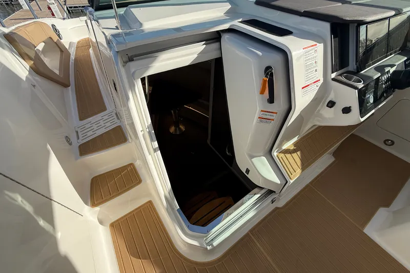 Slide: The Image of Sea Ray Sundancer 320 2026 - 31