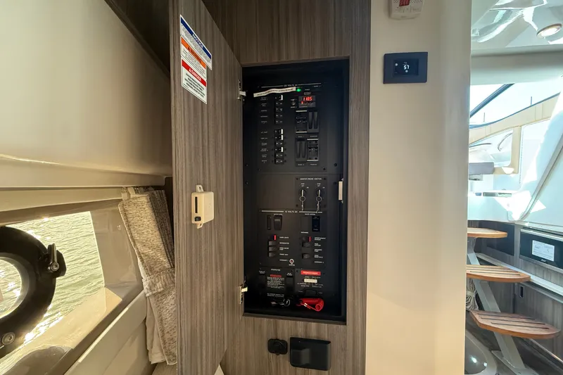 Slide: The Image of Sea Ray Sundancer 320 2026 - 34