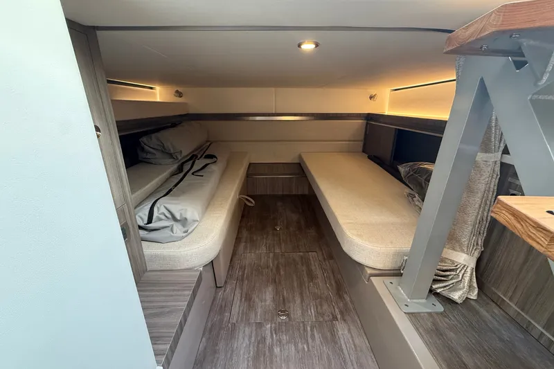 Slide: The Image of Sea Ray Sundancer 320 2026 - 37