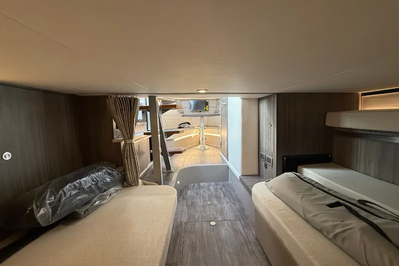 Slide: The Image of Sea Ray Sundancer 320 2026 - 38