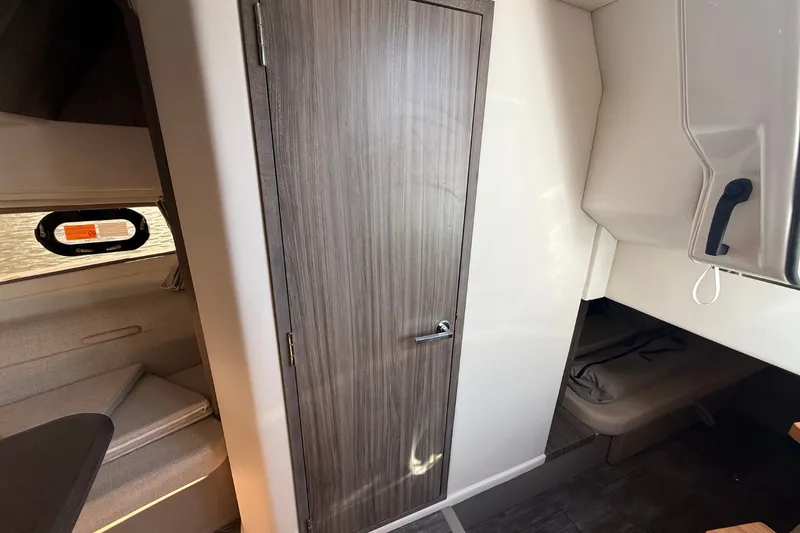 Slide: The Image of Sea Ray Sundancer 320 2026 - 39