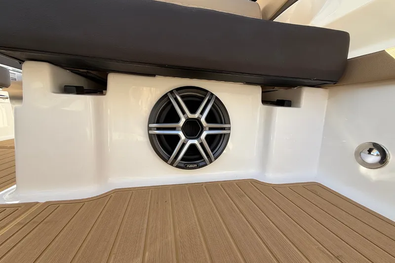 Slide: The Image of Sea Ray Sundancer 320 2026 - 43